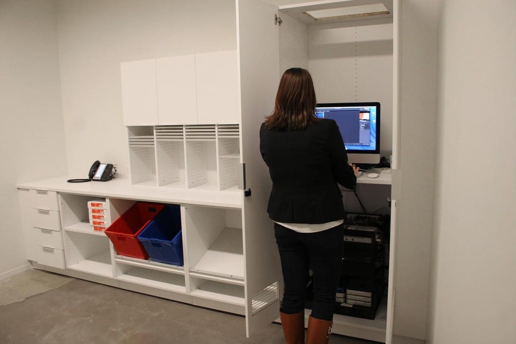 woman_working_in_standup_desk